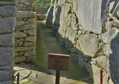 Le passage vers l'entrée bouchée est interdit au public.