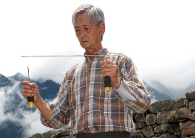 Cuando las dos varillas están paralelas, significa que están reaccionando al campo magnético de un objeto metálico.