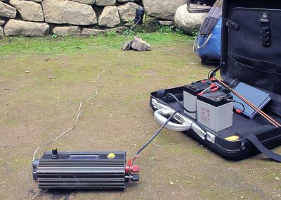 El discriminador de frecuencias está conectado a los electrodos distribuidos por el suelo del edificio.