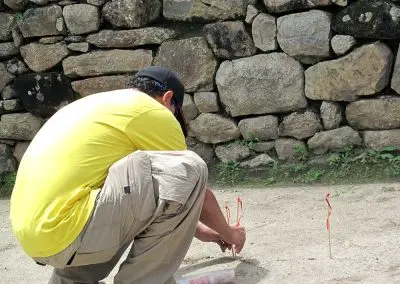 Des fanions sont plantés aux endroits où un champ électromagnétique a positionné les barres de cuivre parallèles.