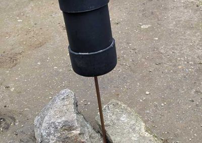 Un campo de electrodos permite enviar una corriente a una frecuencia determinada a través del suelo a distancias considerables.