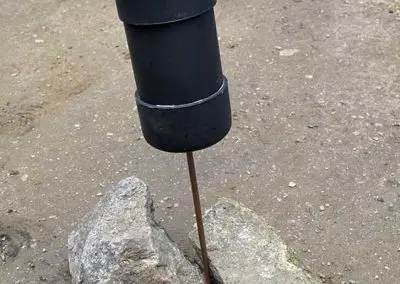 Un champ d'électrodes permet d'envoyer un courant à une fréquence sélectionnée à travers le sol sur des distances considérables.