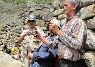 Fernando Astete, directeur du parc de Machu Picchu filme Ricardio Tamaki utilisant le discriminateur de fréquences