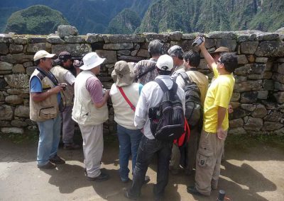 La meute de fonctionnaires de Machu Picchu autour de Ricardo Tamaki. Ils filment et enregistrent sans vergogne contrairement à toute éthique professionnelle.