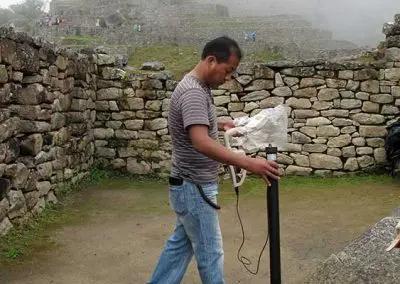 La zone a été quadrillée en 4 secteurs que l'opérateur va analyser une à une.