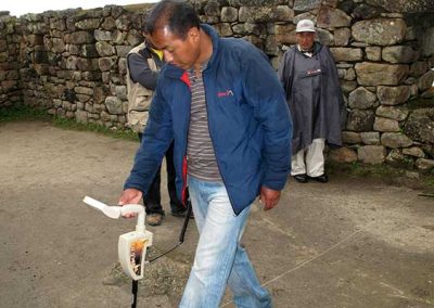 El operador recorre el suelo del Templo de las Tres Puertas.