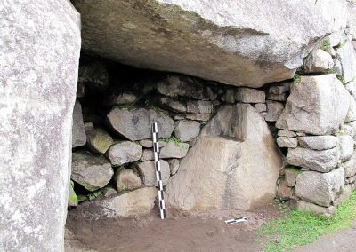 La entrada bloqueada bajo el Templo de las Tres Puertas