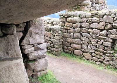 El edificio situado frente a la entrada tapiada no está alineado con los muros de los edificios contiguos. Parece que se construyó más tarde, ocultando así una pequeña explanada situada frente a la puerta, que sin duda se utilizaba para ceremonias de ofrendas relacionadas con el Templo de las Tres Puertas.