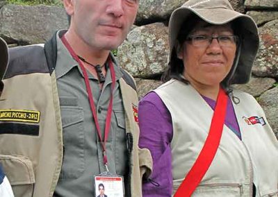 Daniel Merino, archéologue membre de l'équipe de recherche de l'Institut Inkarri et Piedad Champi, archéologue responsable de l’entretien de la citadelle inca de Machu Picchu