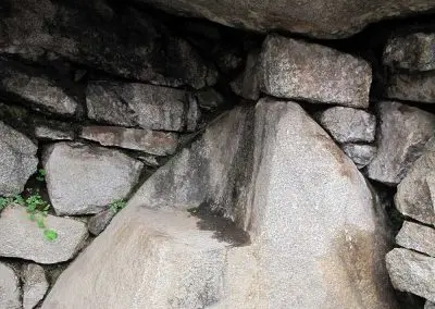 Pierre taillée pour recevoir un vase cérémoniel