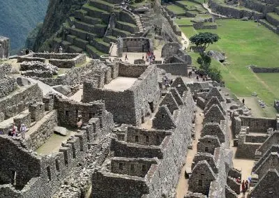 Le Temple des 3 Portes dans son environnement. On distingue très bien, en soubassement, la porte bouchée.